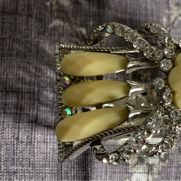 Brand New Costume Jewelry Hinged Cuff Statement Bracelet - Picture 2 of 12